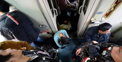高铁启动瞬间惊魂！女乘客冲出车厢被门夹住，紧急救援展开
